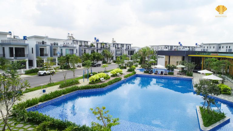 Hồ bơi và khu clubhouse trong Khu đô thị Bella Villa